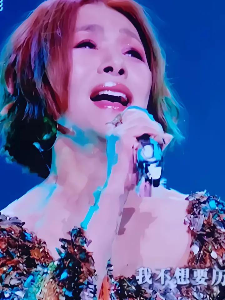 湾区升明月演唱会，这位歌手一开始听着觉得唱得实在一般，硬着头皮听到最后才认出来，