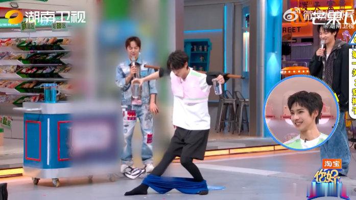 丁程鑫[超话]丁程鑫这个游戏有点太轻松了救命！丁程鑫穿裤子的速度，不用手都比我用