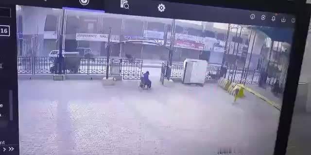 白沙瓦自杀式爆炸被监控摄像头拍下。目前已有5名巴基斯坦边防军（FC）人员遇难，另