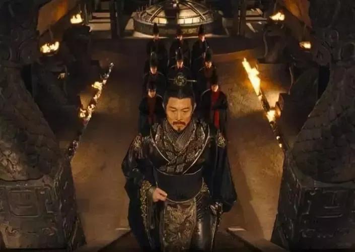 公元前238年，秦始皇走到老妈赵姬那儿，打算说点事儿。就在这时，一个5岁的小男孩