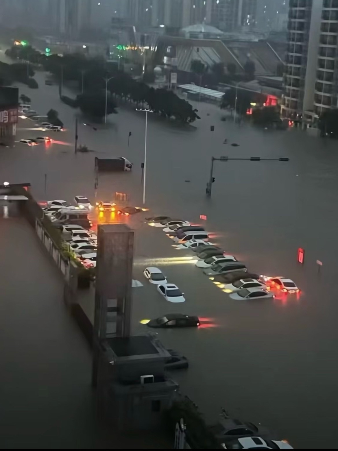 广西抗洪这段时间各种地质灾害还有极端气候挨个来，前段时间柳州连着地震，现在广西又