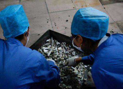 一位火葬场工作人员曾说：“人死后，一是要火化，二是火化后，不要领骨灰，让火葬厂处