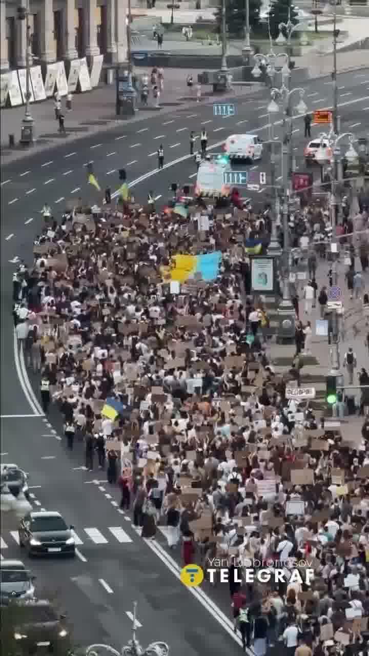 昨天傍晚，基辅出现大规模游行！还是因为费多罗夫的事儿。