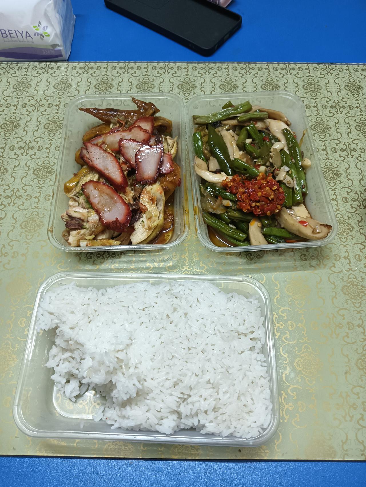 大家好，我是七姐，今天下班回来没有饭吃了。只能到外面打个快餐。这个快餐还是相当不