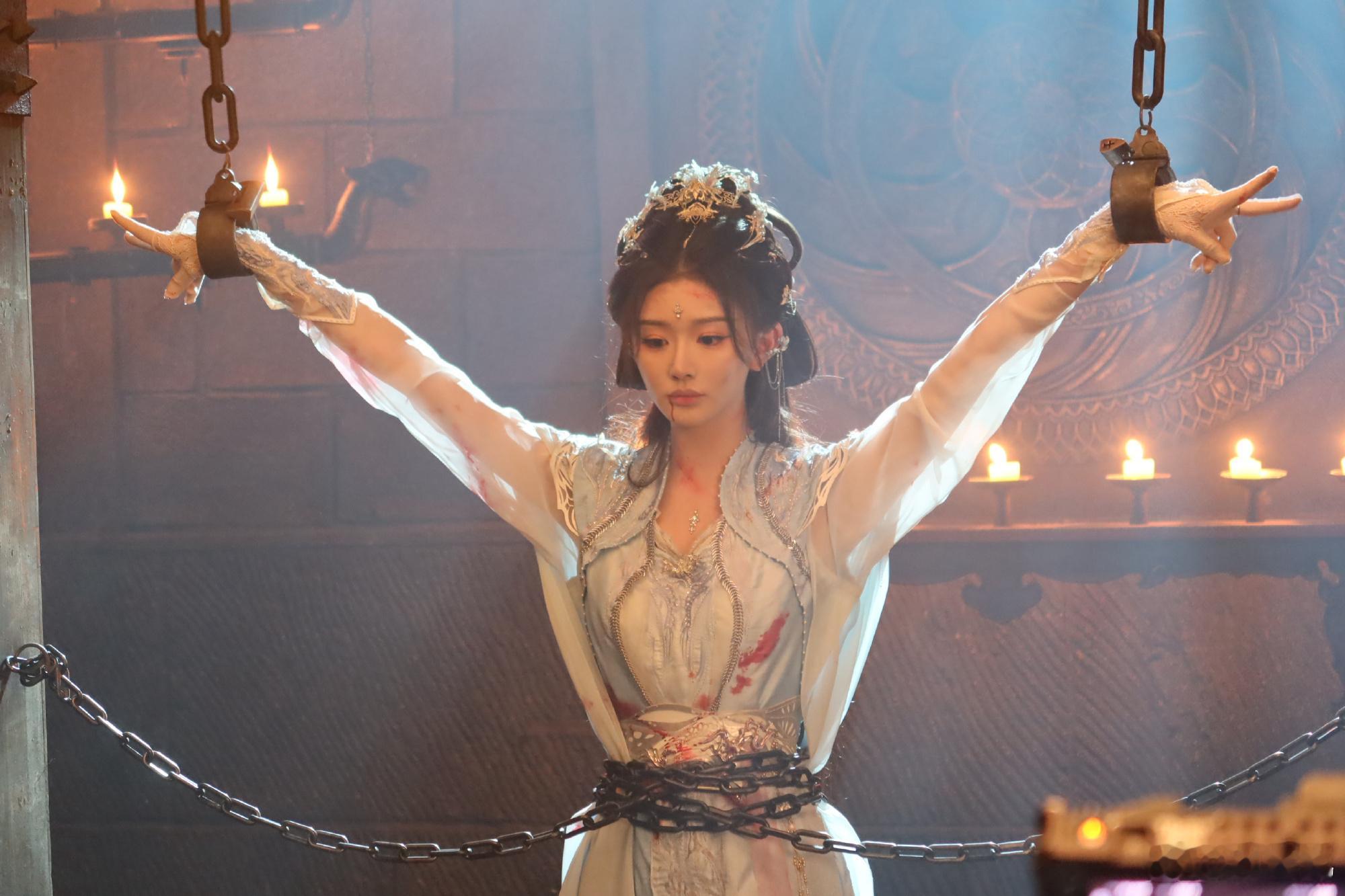 孔雪儿晒暗河传片场照孔雪儿晒暗河传剧照📸，状态真的是好美呀，剧组的氛围真的很不