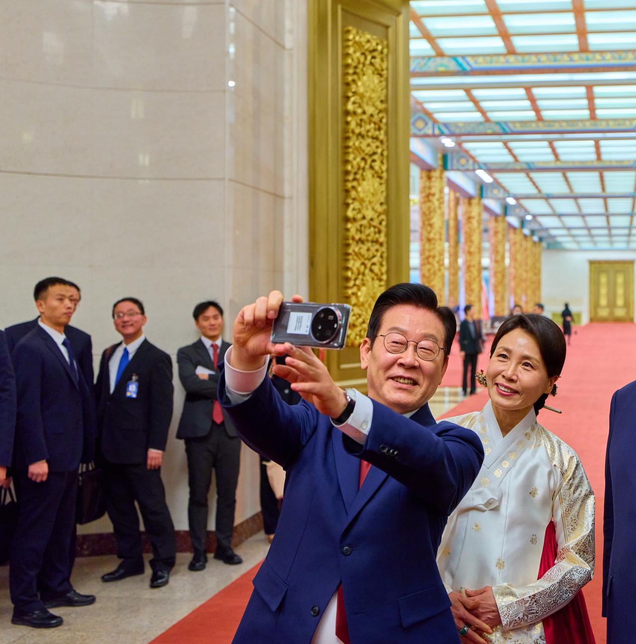 李在明说，中韩两国是千金难求的挚友，是搬不走的邻居。好朋友就在眼前，何须远赴千里