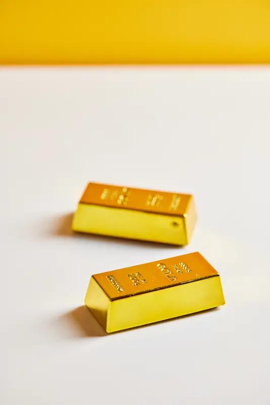 海南全岛封关后，中产群体像闻到蜜香的小蜜蜂一样，集中抢购免税黄金。周大福等品牌金