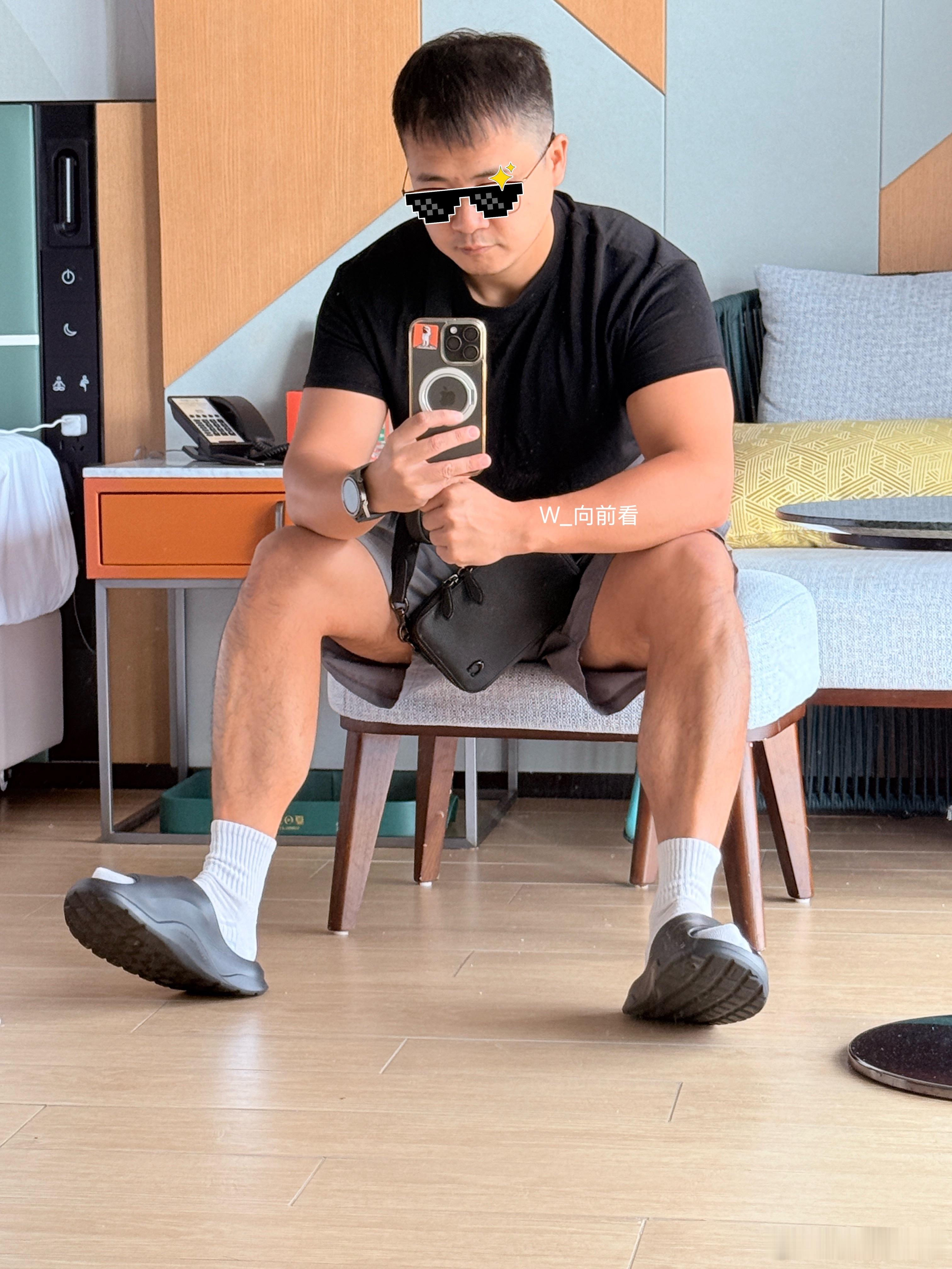今日份出街look！ootd 昨晚买的拖鞋，穿上白袜装一下拖鞋白袜体育生！不过最