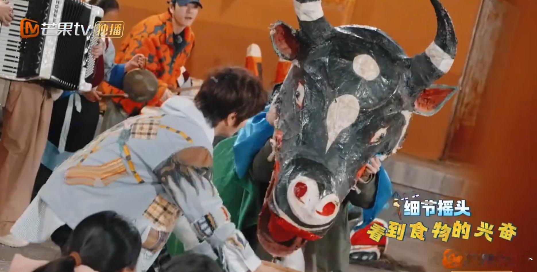 陈楚生新年牦牛献瑞认真的人果然自带光芒！陈楚生抠牦牛献瑞舞的每个动作，这份用心直