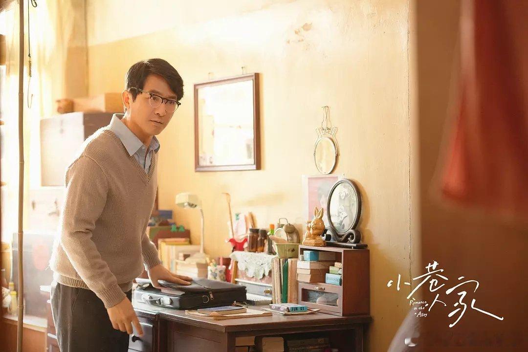 闫妮让郭晓东必须牵着她 红毯上的自然牵手+热聊，完全是剧里夫妻感的延续，庄筱婷关