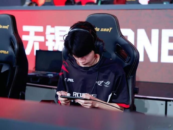 RW龙崽获单局MVP 瞧，RW龙崽在赛场上的表现太惊艳啦！稳稳拿下单局MVP，4