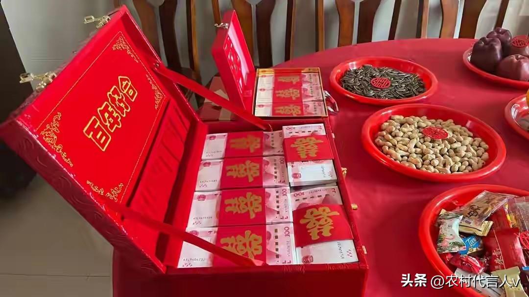 农村怪象，20年前二婚女偷偷从后门出嫁，如今风光大娶成香饽饽。
 
村里王婶总念