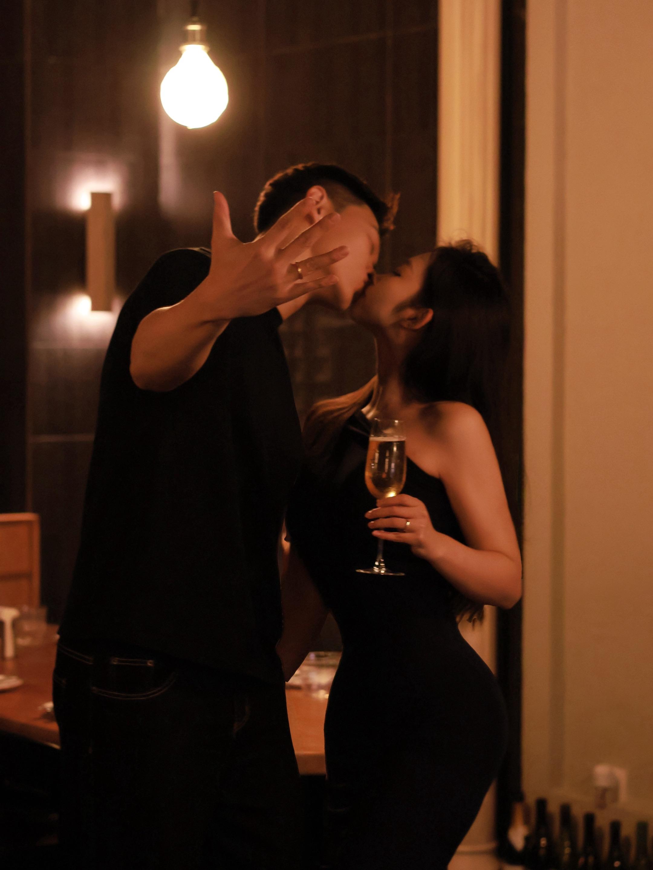 在命运转动中，彼此嵌合