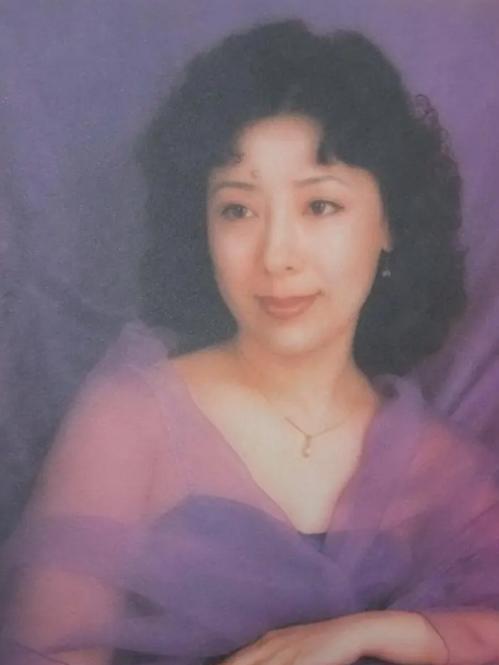 1990年的一天晚上，经历了丈夫无数次谩骂与殴打，著名歌唱家关牧村再也忍无可忍，