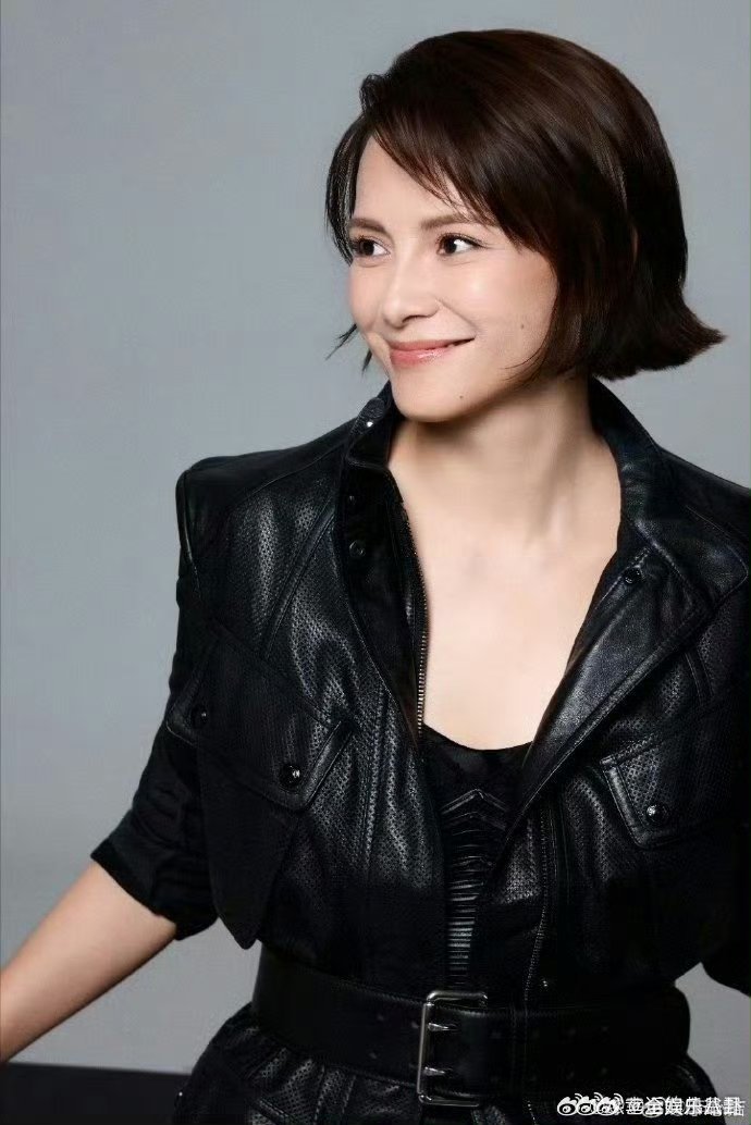 李心洁李小冉 棕榈树下的女人“棕榈树下的女人”本来是网友对李心洁与李小冉美好画面