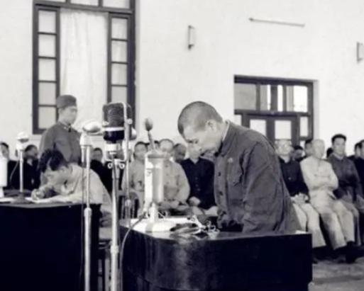 狱中，赵一曼的肚子鼓了起来，旁边的敌人拍了拍赵一曼的肚子，说：“再灌点。”灌完后