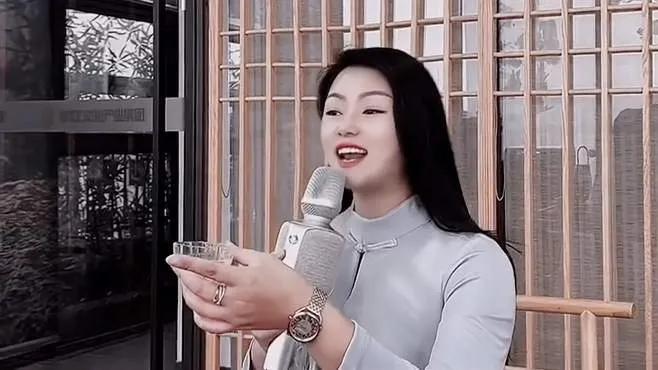 歌手罗娇为何没朱之文幸运

网络女歌手罗娇相貌靓丽，嗓音甜美，音域宽，曾在武汉音