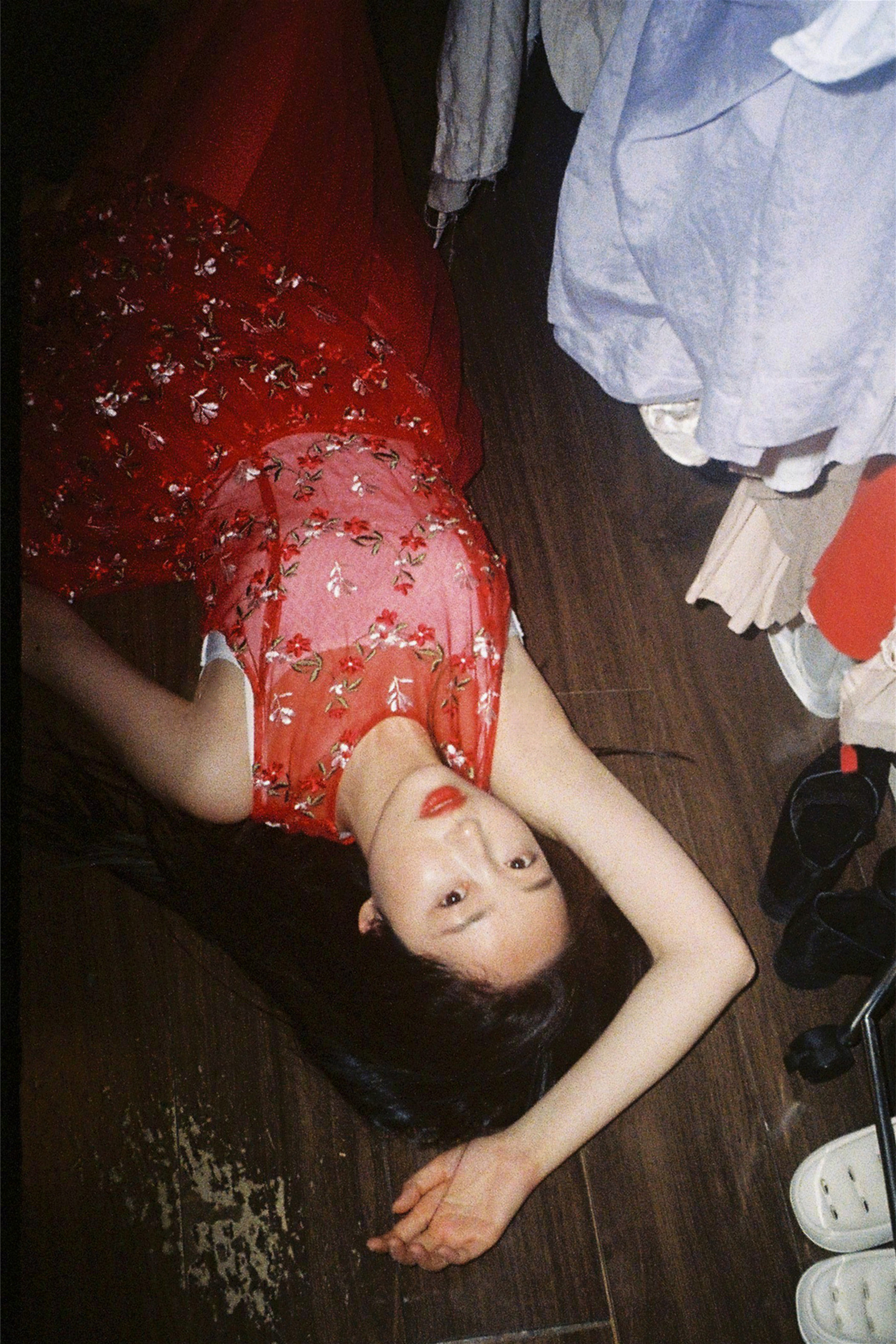 蒋梦婕秋日私服穿搭，穿红纱裙的小仙女 ​​​