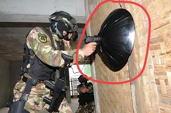 武警叔叔演习中使用的这个大吸盘子是什么装备？专业人士指出，红圈中的装备是墙体侦听