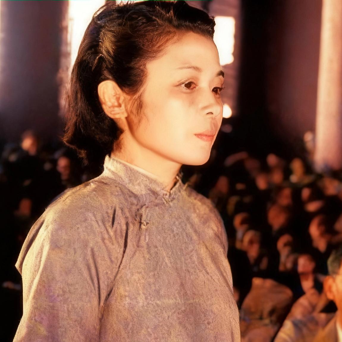 卿本佳人，奈何为贼？这个站在法庭被告席上接受审讯的女子，名字叫莫国康，谁也不会想