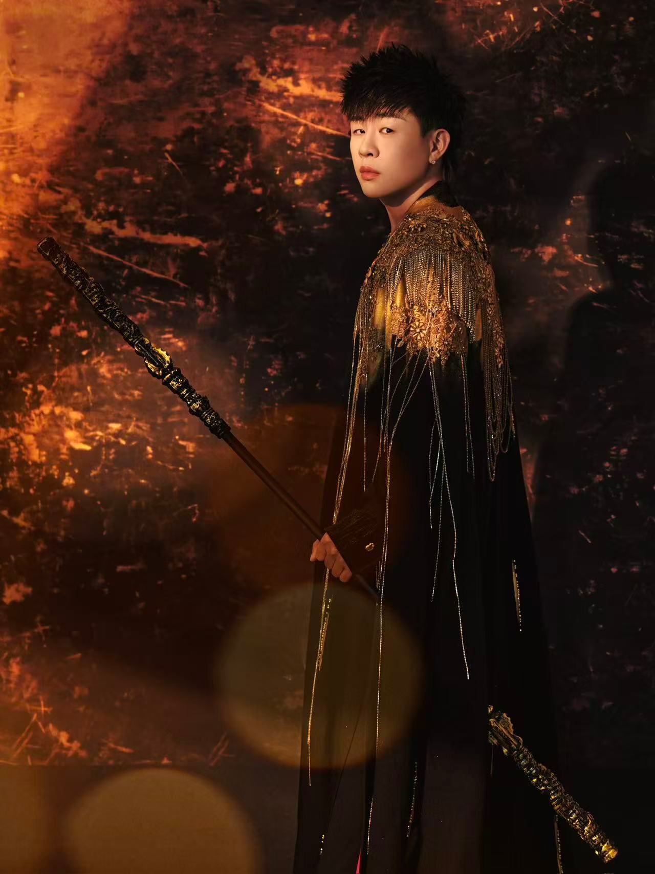 圣佛降临，万舞台臣服！胡彦斌这身造型细节满分，唱腔与视觉双重暴击，自信魅力值拉满