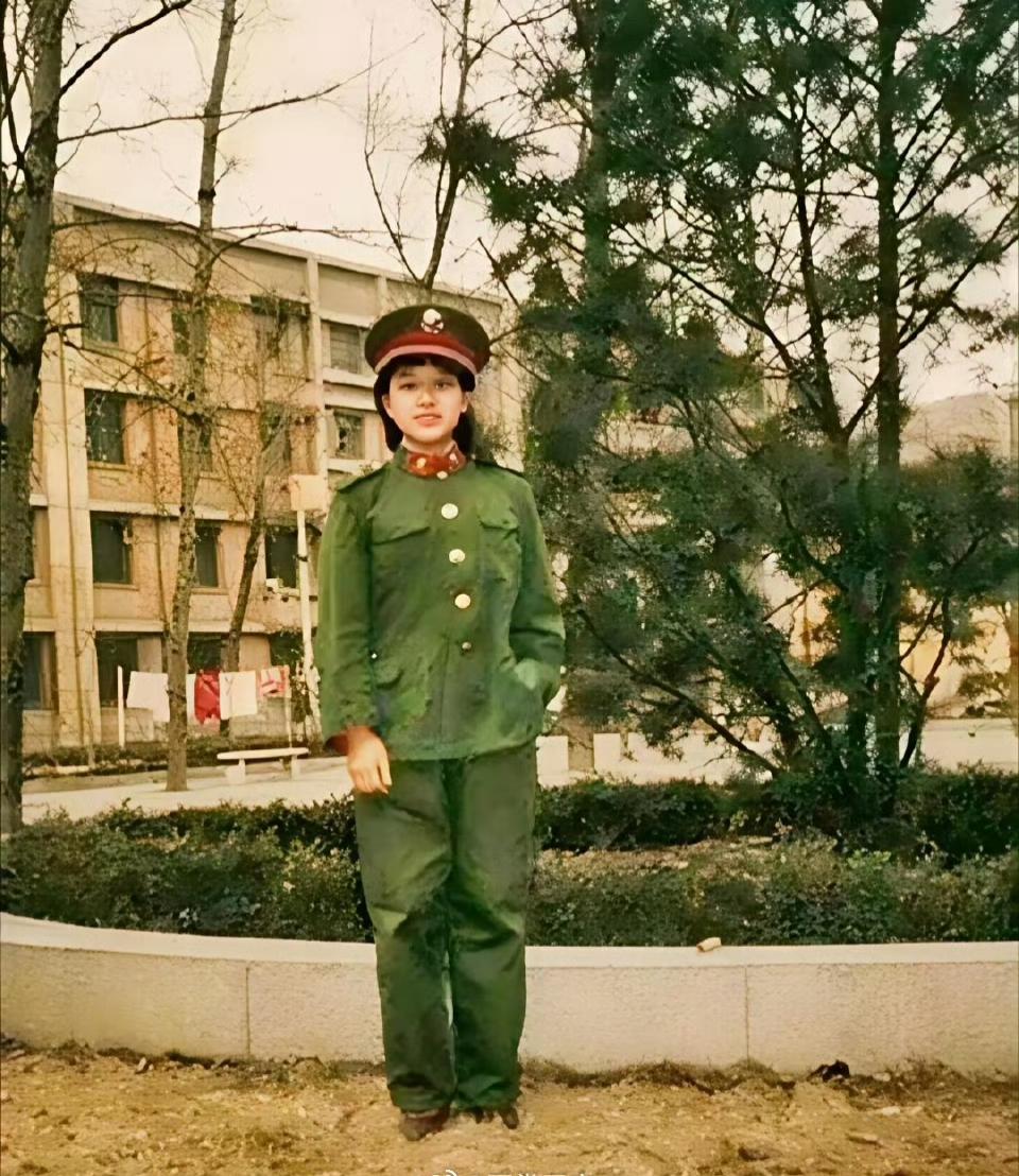 18岁的韩红，拍摄于她在解放军第二炮兵司令部文艺队服役期间（约1988-1989