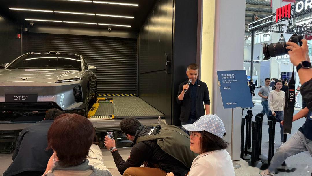 蔚来现在真的是肉眼可见的进步！以前车展说换电站，但没东西看。后来放了个换电站，但