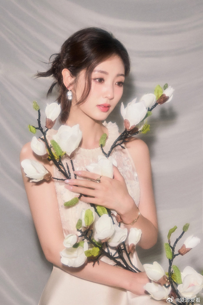 . 邢菲白玉兰具像化了 邢菲白玉兰红毯造型邢菲完美演绎白玉兰美学，纯白礼服简约大
