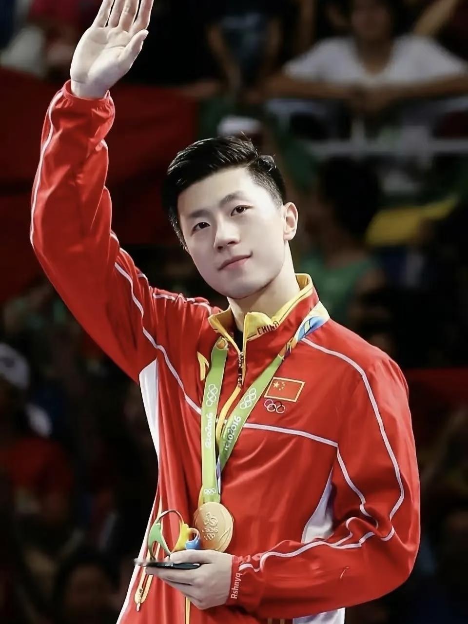 当今乒乓球领域，谁才是王者论当今乒坛王者，当属马龙。他以极致的稳健与无解的反手，