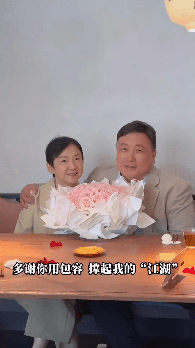 近日，导演王晶在社交平台晒出给妻子庆生的照片。画面里没有华丽布置，就一家人围坐餐
