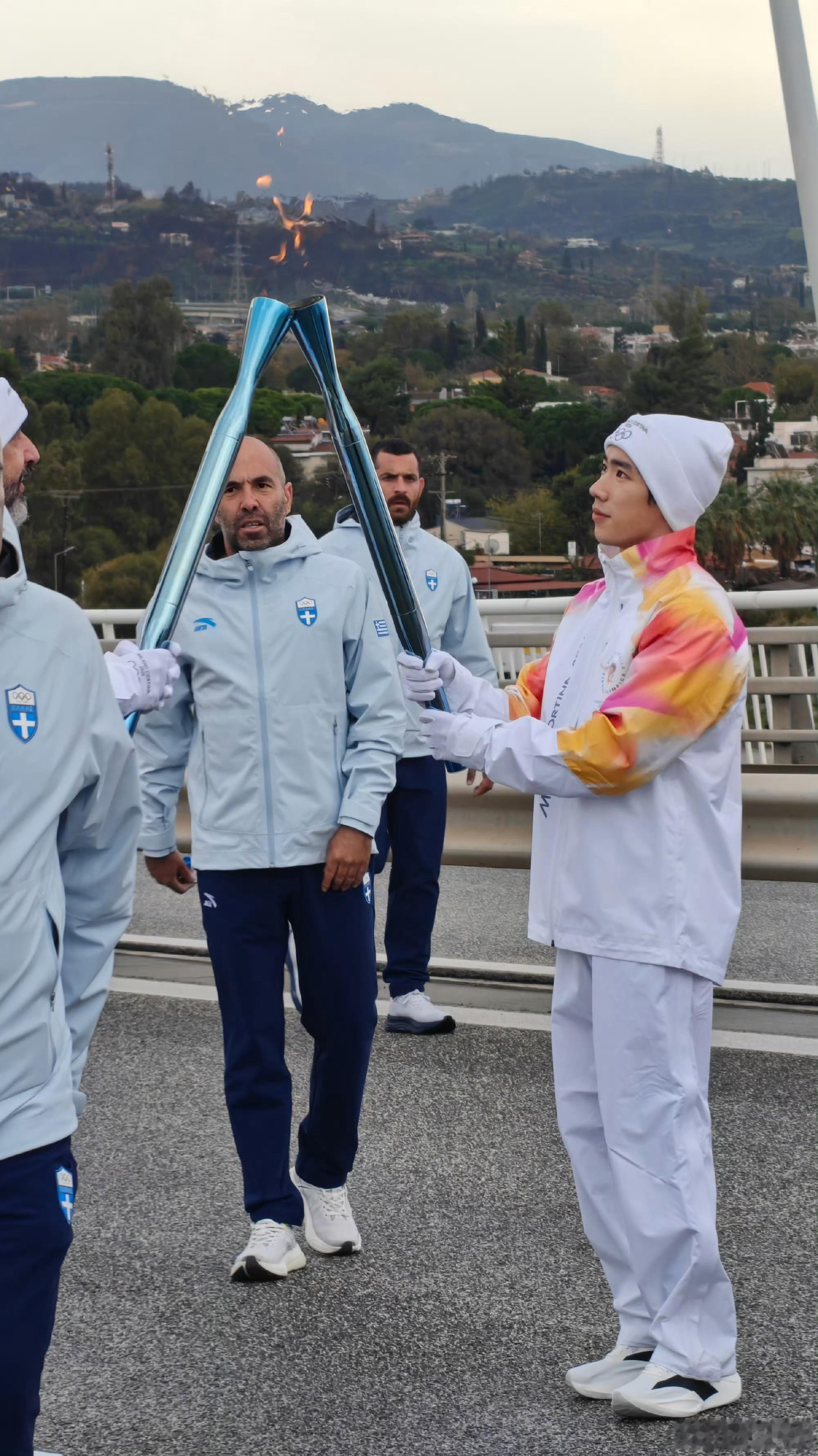 在奥林匹克发源地希腊传递圣火，希望冬奥圣火为茶茶带来好运，洛杉矶奥运会得偿所愿