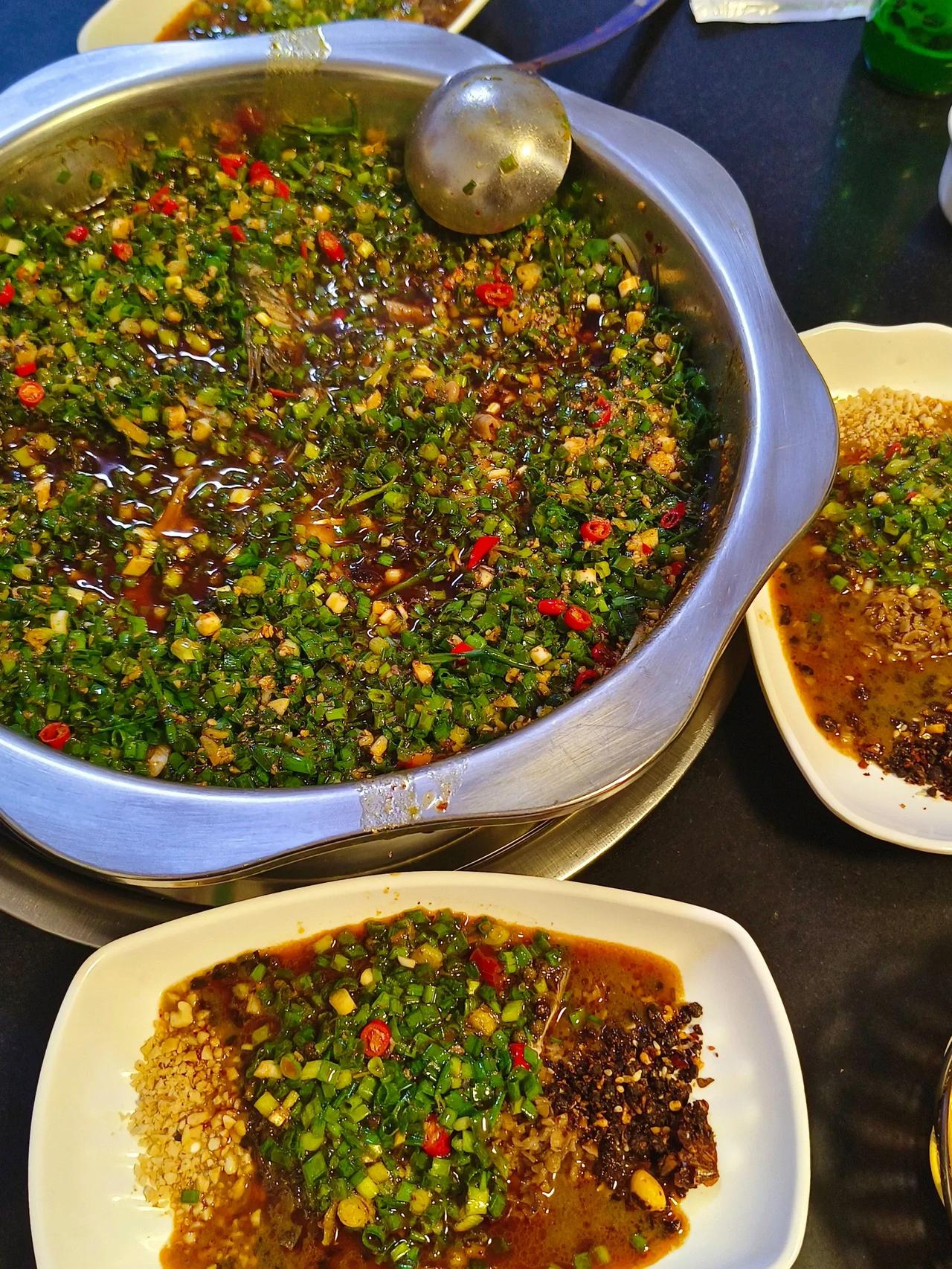 在重庆，大足区的美食葱葱鲫鱼你吃过没？！

很难界定它是不是邮亭鲫鱼那一挂，
	