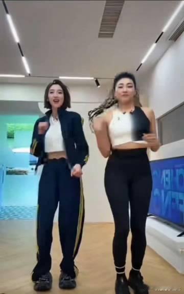 唐艺昕回应一公像幼儿园文艺汇演唐艺昕说不能在幼儿园待着了 面对网友调侃，唐艺昕轻