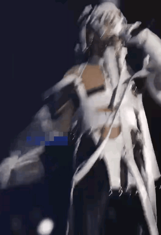 华晨宇这是在唱歌，还是在作时装表演，这身打扮真的太雷人了，是外星人而非地球人。我