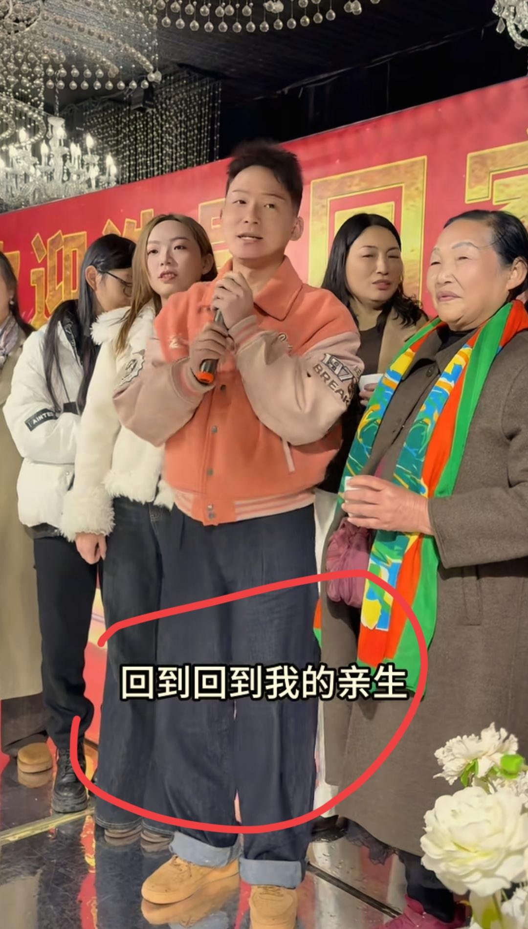 我就料到谢浩男会回外婆家
也预料到了他会跟外婆和舅舅一起吃饭
万万没想到，竟然举