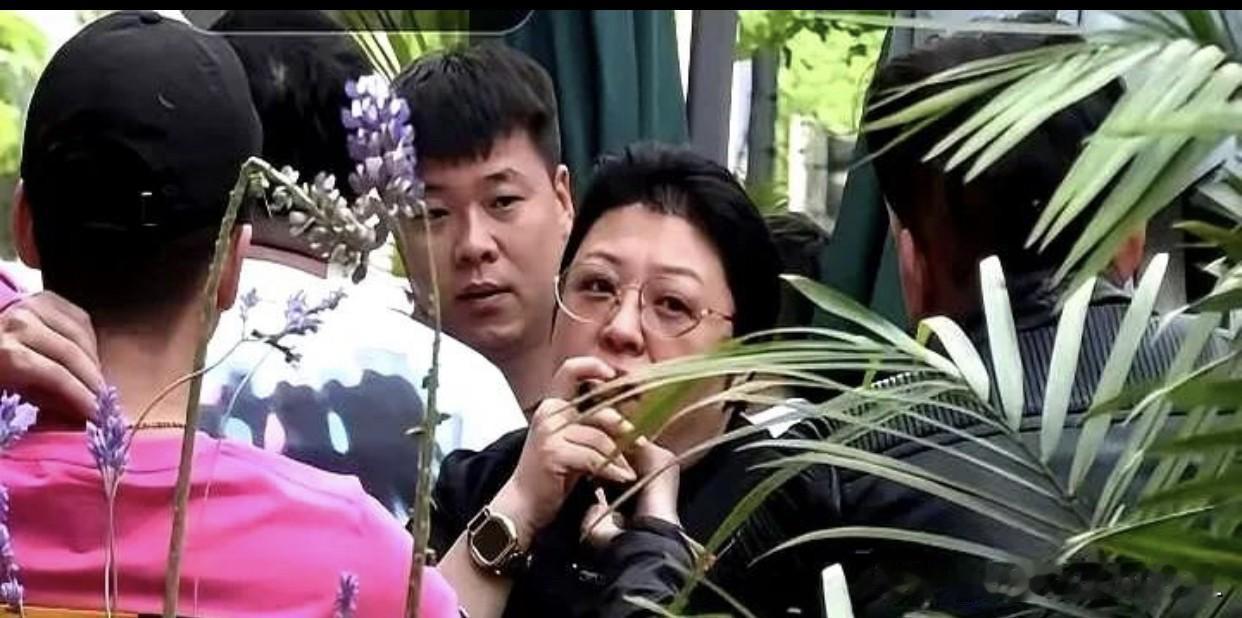 近日，百度贴吧一则韩红的帖子冲上了热搜。帖子有足足22万人浏览过，底下还有接近1
