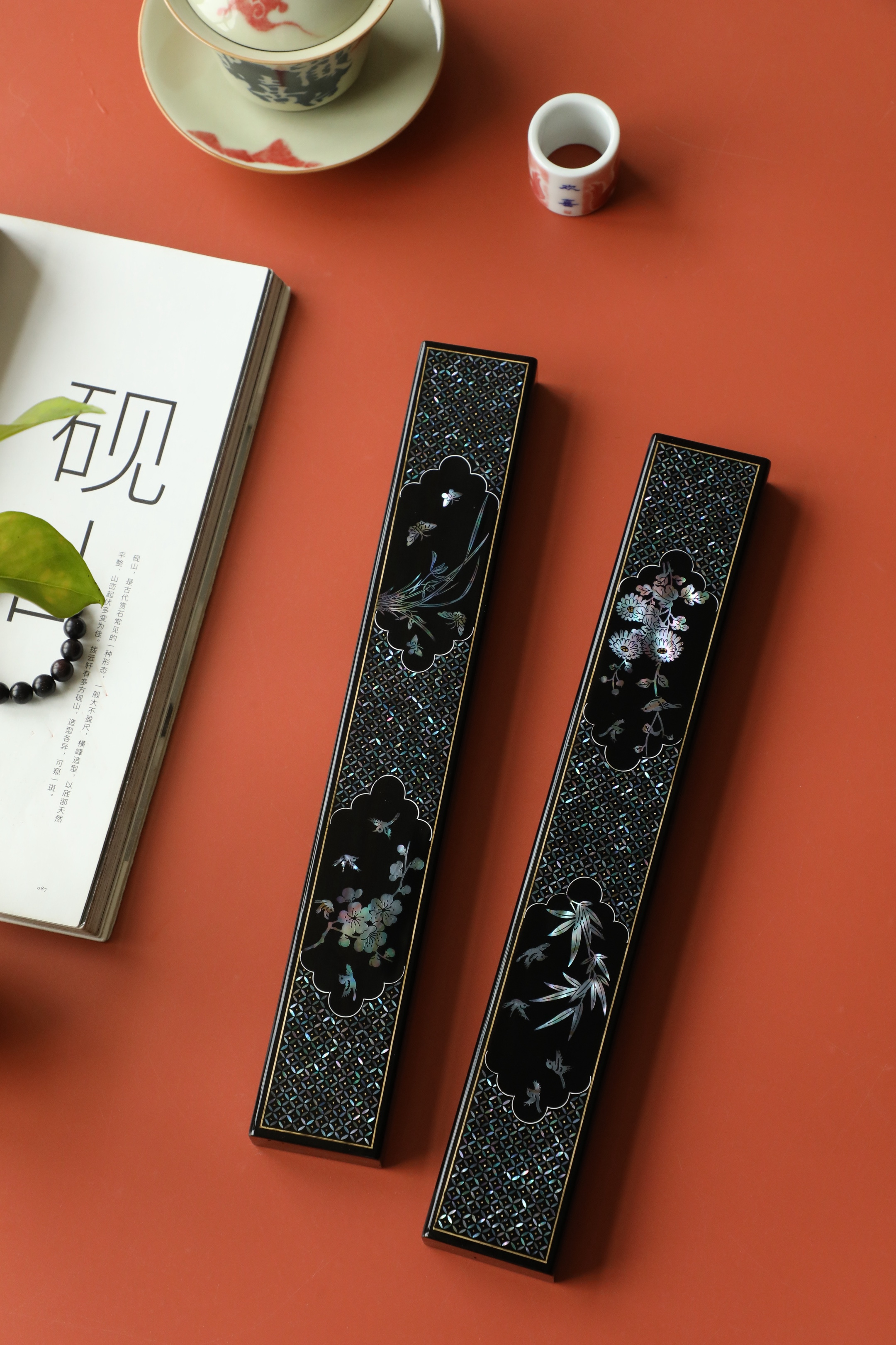 梅兰竹菊｜文房镇尺｜小叶紫檀拆房老料制作，漆面镶嵌螺钿密丽精美，流光溢彩，构图别