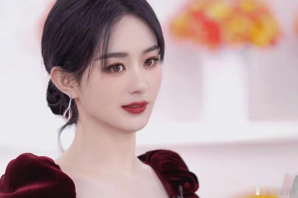 #赵丽颖 金鹰奖#从第28届到第30届，金鹰奖见证了赵丽颖从青涩到成熟的蜕变。在