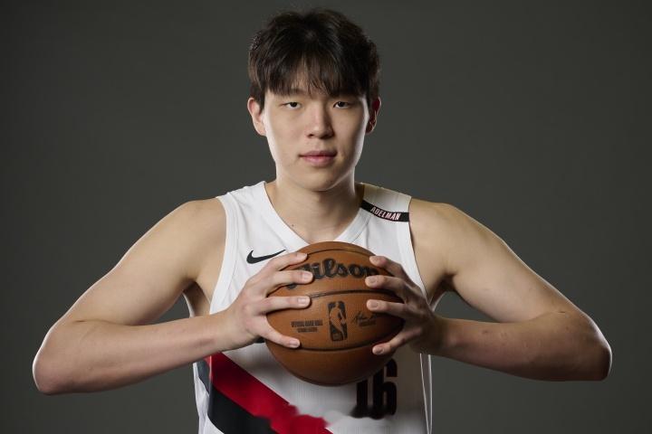 开拓者媒体日，杨瀚森新赛季定妆照正式亮相！这也是他 NBA 职业生涯的第二个赛季