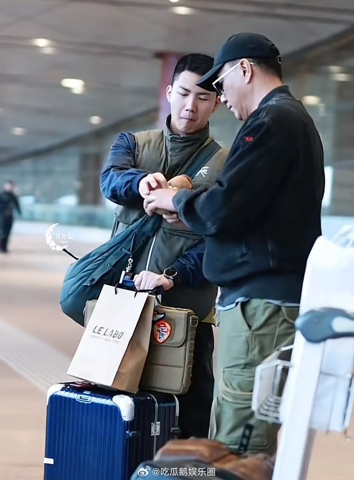 胡军带着儿子现身机场！17岁的康康也是硬汉模样，一身正气，父子俩一起现身机场，康