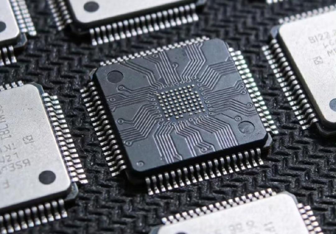 内存和SoC的价格真的倒挂了 内存与旗舰芯成本年涨超2200，9月新机普涨。小米