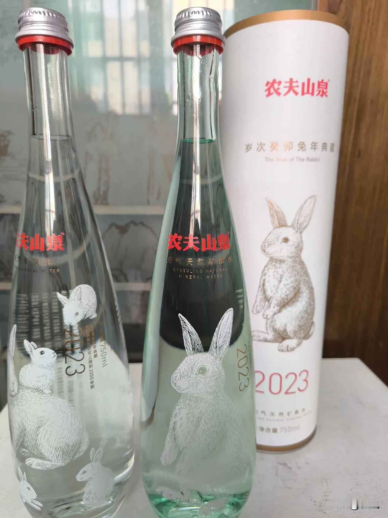 家里收藏了两套农夫山泉生肖典藏版玻璃瓶矿泉水套盒，套盒内包含一个手提袋，一个农夫