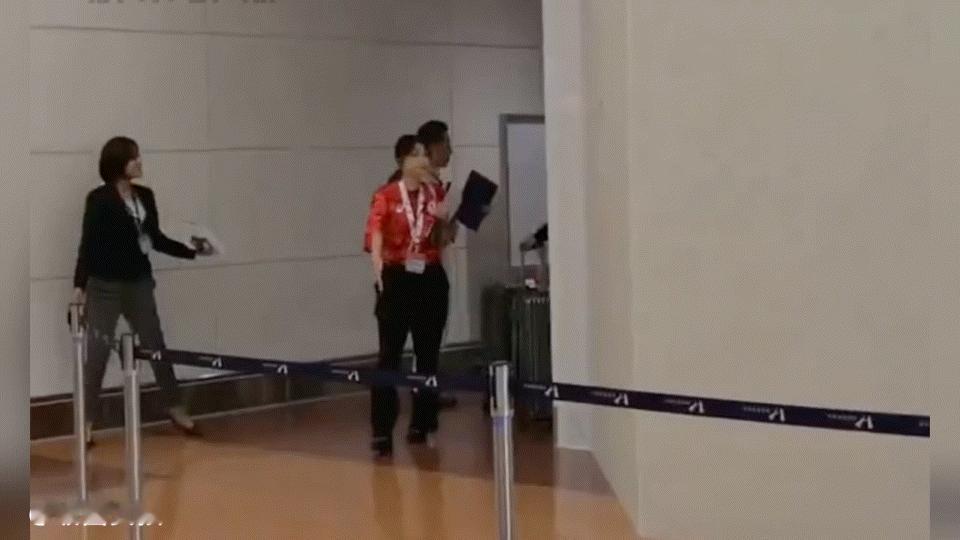 #日本男团回国没有鲜花#纸盒（张本智和）确实太难了！你看啊，离开家没有母亲保护的