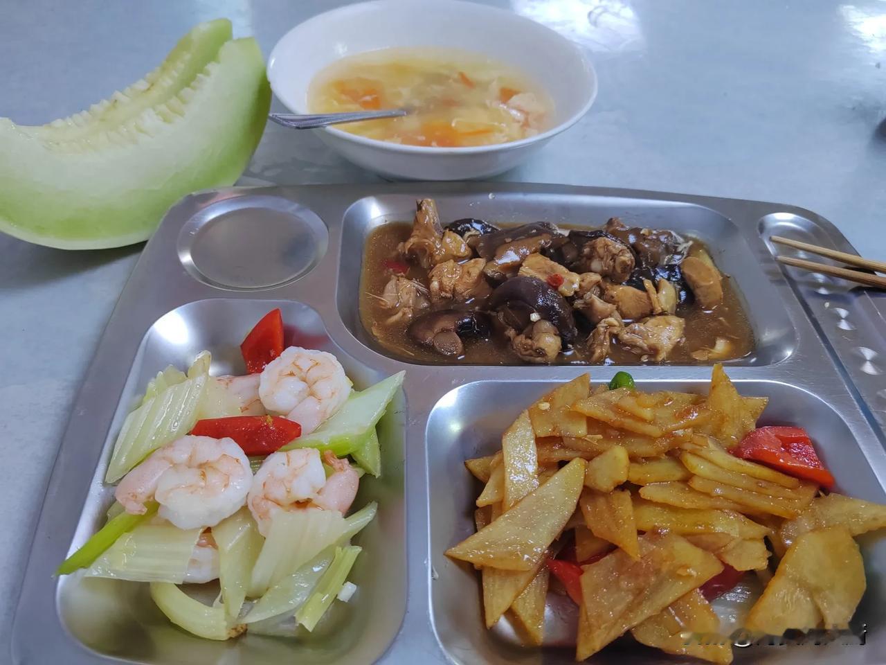 四月九号的凌晨上的伙食（也包括水）。晚上我就找三副买了5箱，每箱12瓶，每瓶是1