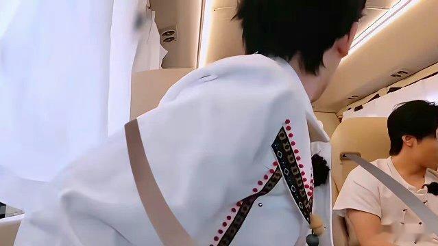 一车明星安全带全靠P漠视公共安全明明是实打实的交通违规，却靠后期修图P出安全带蒙
