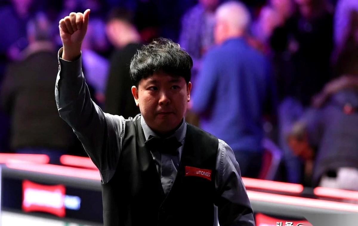 斯诺克冠军联赛这第七组，剧情比谁想的都野。
先是周跃龙、赵心童俩人退赛，场子一下