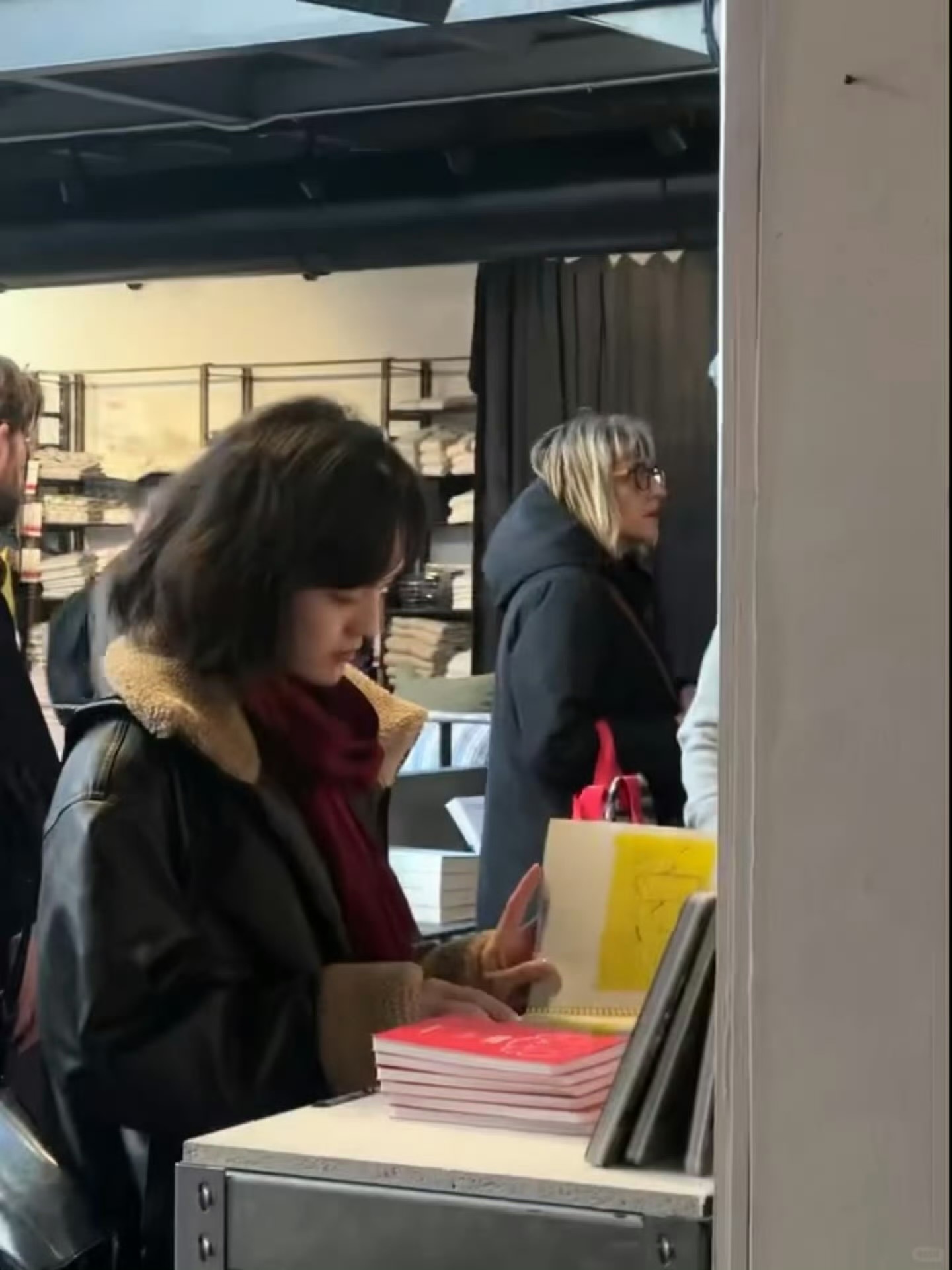 网友在巴黎偶遇看书的小文淇就这样萌我一大跳🫳🫳网友巴黎偶遇文淇