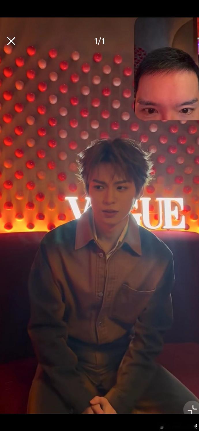 梓渝参加 VOGUE 编辑部年会，刘冲对他的初印象超赞，夸他帅气大方又得体。刘冲