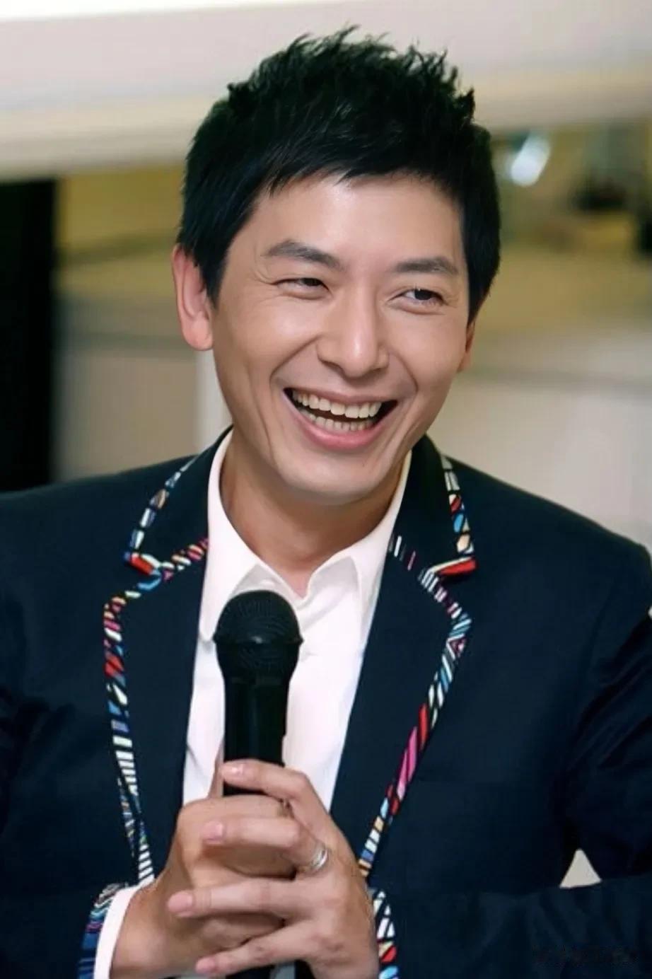 戴军采访周华健，一开始就调侃说:华健啊，说句你不爱听的话，很多人都说你是“忘词天