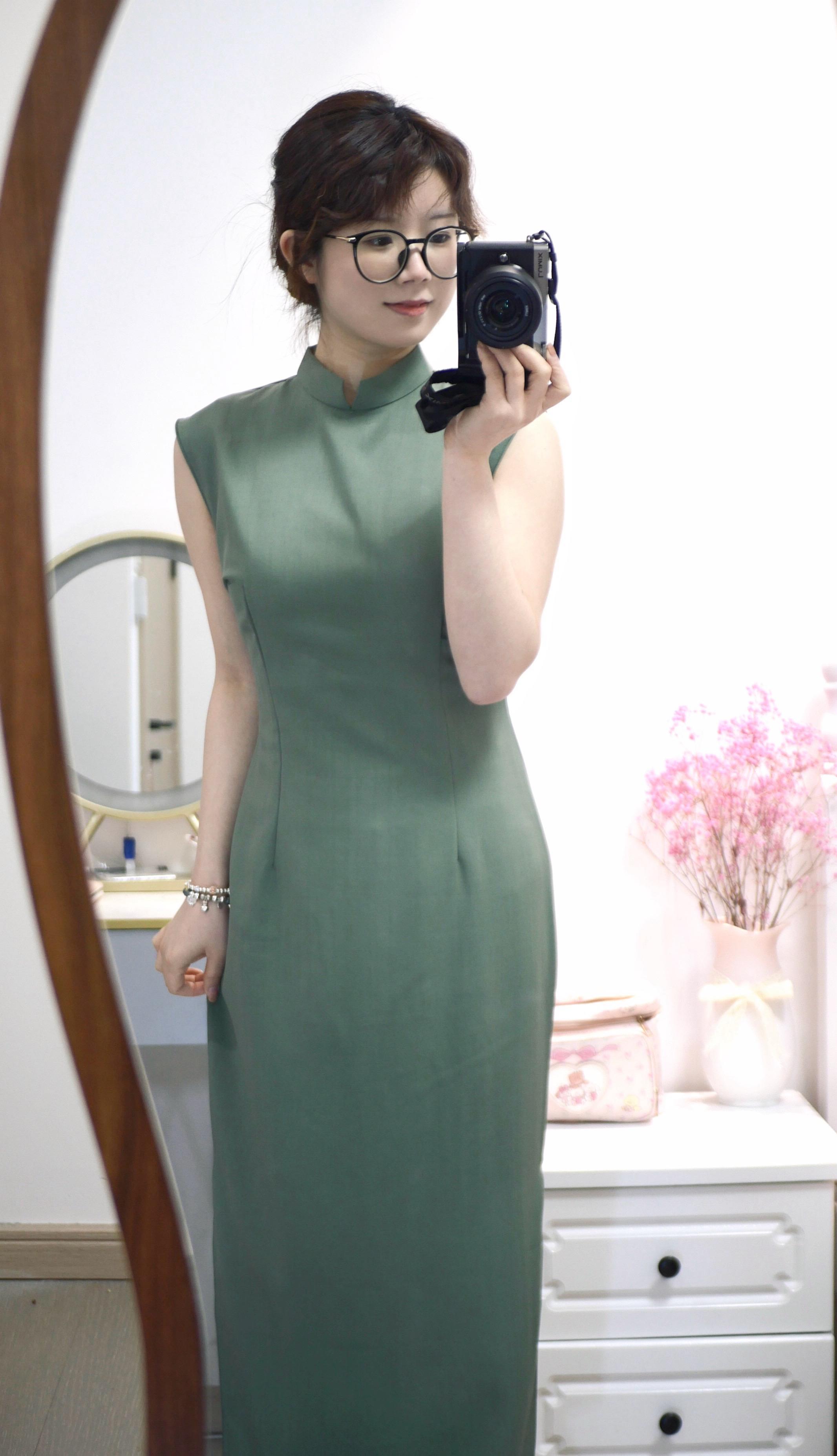 旗袍真是越素越好看啊。本人表达观点仅字面含义，非引战，仅为个人感想无任...